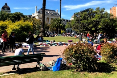 La plaza que Vidal no quiere ver: una foto de la crisis económica frente a la Gobernación