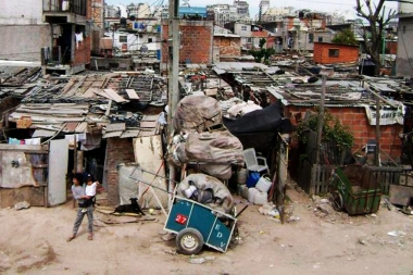 La UCA advierte que la pobreza “todavía no llegó a su techo” y rondaría el 40% en diciembre
