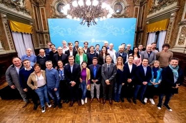 Kicillof rearma su gestión y llama a una reunión con sus intendentes aliados