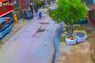 Palazo en la cabeza: adolescente se resistió al robo de la bicicleta y acabó con convulsiones sobre el asfalto