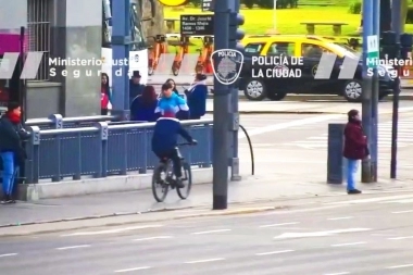 Atacó a una ciclista con una réplica, le robó el rodado y lo detuvieron antes que se esconda en la villa