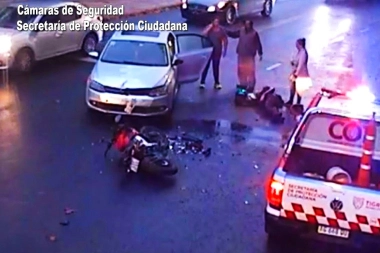 Violento choque en Tigre: motoquero voló tras impactar a un auto que giraba a la izquierda