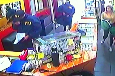 Video completo: vestidos con camperas de la Policía Federal robaron todo el oro y dinero de una joyería