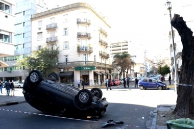 Impactante vuelvo en La Plata tras choque de dos autos