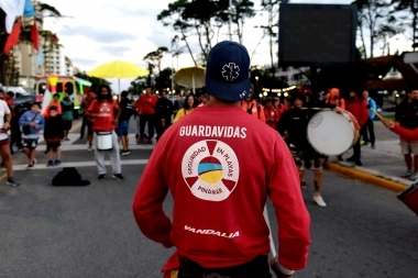 Temporada caliente: guardavidas lanzan una protesta en Pinamar