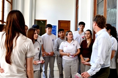 Por el “Octubre Rosa”, Wesner se reunió junto a estudiantes de secundaria en Olavarría