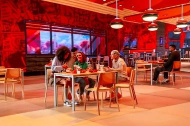 Paloma Leyes junto a Young Miko en comercial para Mcdonald's