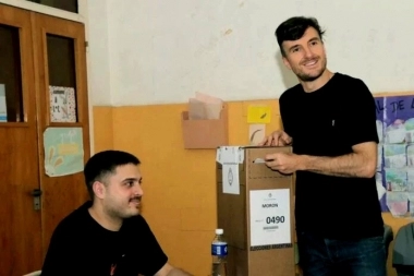 Votó Ghi en Morón: “Estamos celebrando una vez más un acto cívico maravilloso”