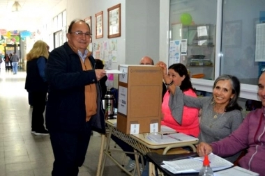 Salomón votó en Saladillo y motivó a la gente a que vaya a votar “sin bronca”