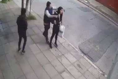Indignante: asaltan a una joven que esperaba el colectivo a plena luz del día