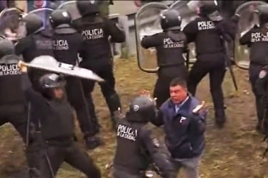 Cobarde y brutal: Policía de la Ciudad golpeó a un colectivero cuando trasladaban a Berni