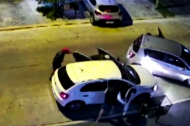 Ciudad Evita: delincuentes armados le cruzaron el auto y lo dejaron con lo puesto