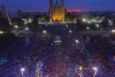 La Plata celebró sus 136 años: más de 120 mil personas disfrutaron los artistas en Plaza Moreno