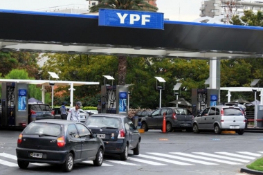 Otro golpe al bolsillo: YPF volvió a aumentar el precio de las naftas en todo el país