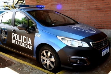 Motochorros acorralaron a un automovilista, le rompieron una ventanilla y le robaron un bolso con dinero