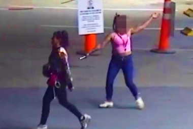 Sin el glamour de Barbie: detuvieron a dos mujeres que asaltaron a un hombre en una estación de servicio