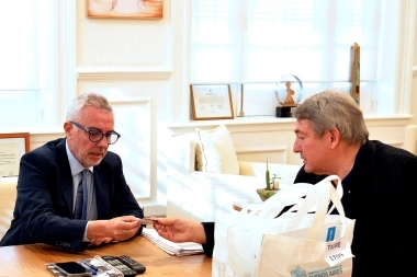 Zamora y D'Onofrio entregaron más de 1700 Pases Libres Multimodales para los vecinos de Tigre