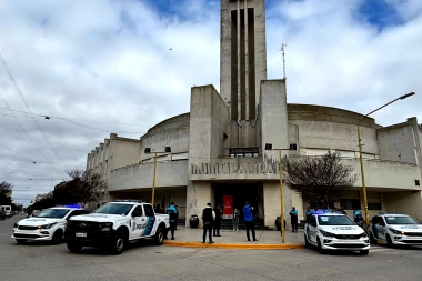 Lucía Gómez y el Ministerio de Seguridad bonaerense entregaron móviles policiales en Gonzales Chaves
