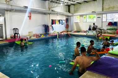 Adolfo Gonzales Chaves promueve la natación desde la primera infancia con clases para bebés