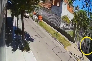 Encañonado por un ladrón, amagó a entregar el teléfono pero lo tiró a la casa de un vecino y escapó