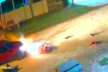 Vecino justiciero en Mar del Plata: con el auto chocó y atropelló a una pareja de motochorros