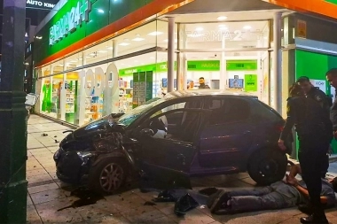 Una entradera en Lanús acabó en persecución, tiros y un terrible choque en Banfield