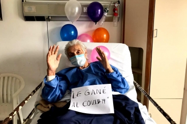 Trabajadores del hospital Gonnet despidieron a una paciente de 82 años que venció el Covid-19