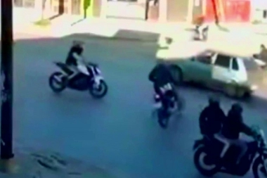 Manada de motochorros interceptó a un motoquero y le robó el vehículo a los tiros