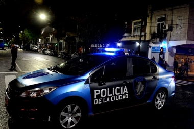 Una joven quiso tirarse desde un puente hacia la General Paz: fue rescatada por policías