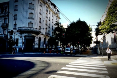 La Plata: un auto chocó a una moto, discutieron en la vereda y casi terminan a los golpes