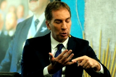 Santilli contradice el Presupuesto 2026 de Milei con una falsa promesa por el régimen de Zona Fría