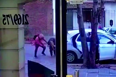 En Lanús, revolcaron por el pavimento a una chofer de DiDi y les robaron a las pasajeras