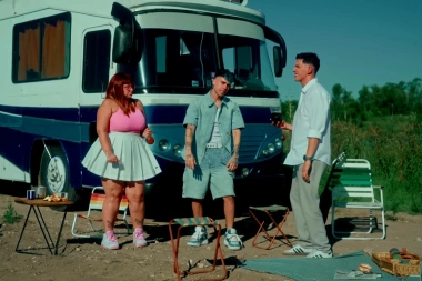 Flor Álvarez combina estilos con Luck Ra y Qlokura en el estreno de “Tattoo REMIX”