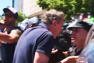Discusiones, insultos y empujones en la marcha: un ministro de Kicillof fue agredido por la policía
