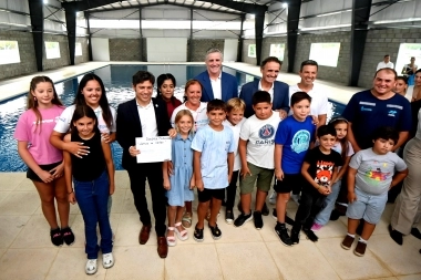 Sciaini estuvo presente en la inauguración del CAPS y apertura de natatorio en Navarro