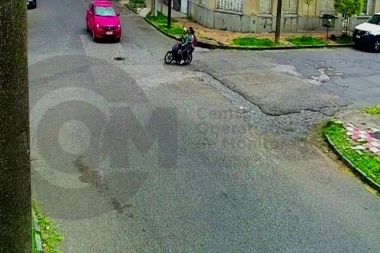 Tremenda colisión entre un remis y una moto con dos ocupantes que no utilizaban casco