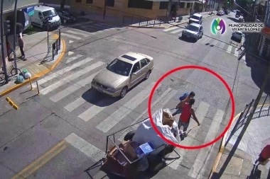 Cartoneros cometieron un error y en el carro cargaron una moto que encontraron "tirada"