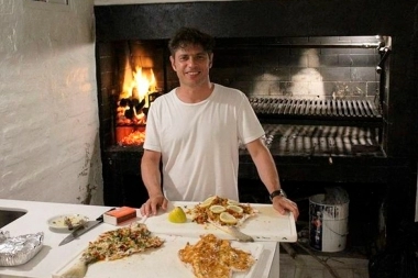 Kicillof reveló su faceta de cocinero: asó una corvina y paseó por la Fiesta de la Empanada Costera