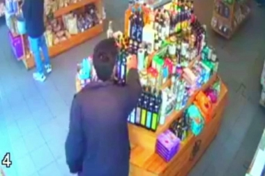 Mechero Gourmet quedó registrado por las cámaras cuando se llevó un aceite de oliva de 25 mil pesos