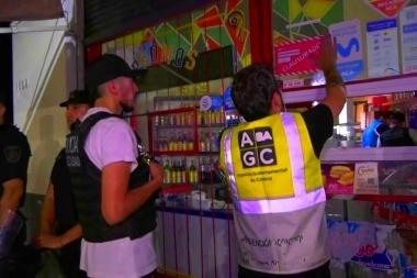 Con seis allanamientos se desbarataron kioscos de narcomenudeo y arrestaron a tres extranjeros sospechosos