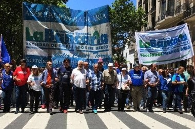 Los bancarios acordaron aumentar salarios en sintonía a la inflación del mes de mayo