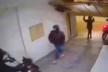 La Plata sin control: una banda de rompe portones sustrajo dos costosas motos