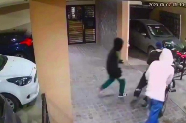 El terror de los edificios modernos: rompeportones entraron al garaje y le robaron la moto a un vecino