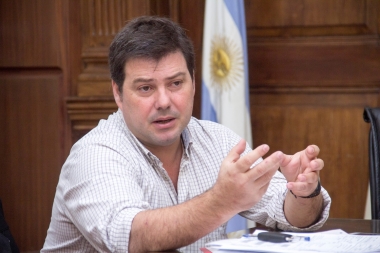 Intendente de Las Flores le quitó dramatismo a quita del "Fondo Sojero": "No va a entorpecer la gestión"