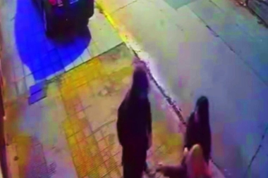 El peor amanecer en Tres de Febrero: encapuchado y de boquilla, asaltó a madre e hija