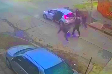 Laburante sufrió un salvaje asalto en Tres de Febrero: lo arrojaron al pavimento y lo golpearon cuando esperaba el colectivo