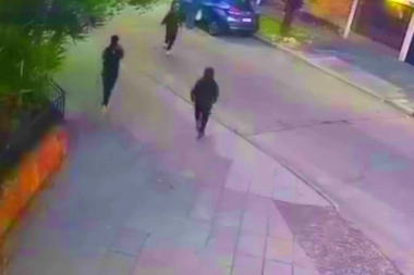 Robo piraña en Caseros: jóvenes ladrones atacaron a un hombre cuando abordaba el auto