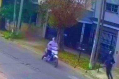 Inseguridad en Tres de Febrero: salió a pasear al perro y motochorros lo dejaron sin teléfono