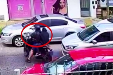 Emboscada en Tres de Febrero: motochorros le robaron a una automovilista detenido en un paso a nivel