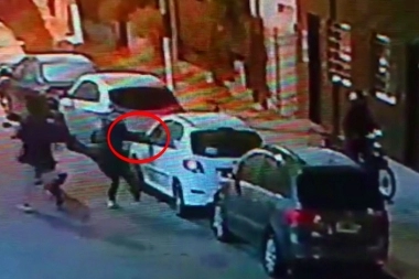 Antes del amanecer, motochorros le robaron el auto a un hombre y persiguieron a una mujer en Morón